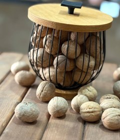تصویر سبد گردو در چوبی 