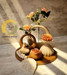 تصویر ست دکوری شامل شمع و تسبیح و گل مصنوعی 