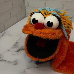 تصویر عروسک فک زن دستی نمایشی 