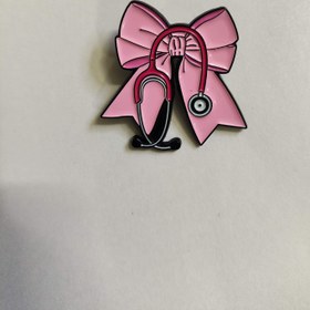 تصویر سنجاق سینه پزشکی 