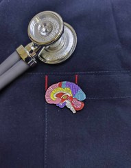 تصویر سنجاق سینه پزشکی 