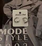 تصویر گوشواره حروف انگلیسی نقره ای طرح نقره 