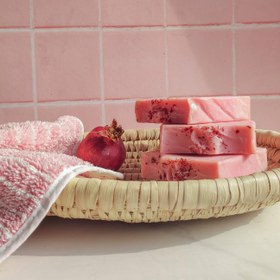 تصویر صابون آلوچری (هسته انار و البالو) مناسب پوست چرب - همراه با زیرصابونی لوفا alocherry soap
