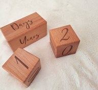 تصویر گاهشمار چوب راش سه تکه با حروف حکاکی شده و روکش روغن گیاهی 