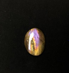 تصویر نگین سنگ لابرادوریت تراش بیضی با پدیده لابرادورنسی بنفش و طلایی Labradorite