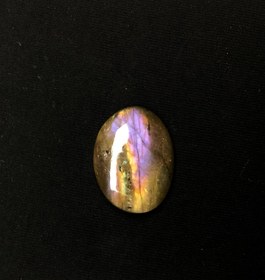 تصویر نگین سنگ لابرادوریت تراش بیضی با پدیده لابرادورنسی بنفش و طلایی Labradorite