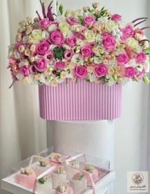 تصویر باکس گل و کاپ کیک خواستگاری سفید صورتی فلوبار | کد: ZNB-PJT 