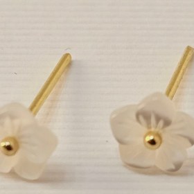 تصویر گوشواره میخی گل صدفی 