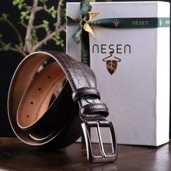 تصویر کمربند مردانه چرم طبیعی نسن - طرح کروکودیل قهوه‌ای KK1 