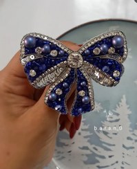 تصویر گل سینه جواهر دوزی پاپیون آبی Blue bow tie embroidered brooch