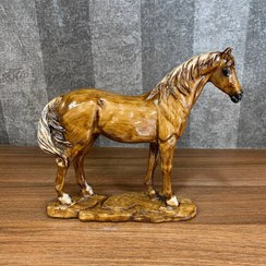 تصویر مجسمه اسب آرام طرح چوبی 