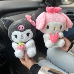 تصویر عروسک کرومی و ملودی توت فرنگی به دست 