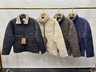 تصویر کاپشنBurberryدارای الگوی در هم تنیده شده B در 4 رنگبندی - کرم / L Burberry