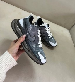 تصویر کتونی زیر شیشه ای 