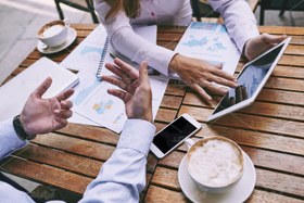 تصویر عکس با کیفیت جلسه کاری در کافی شاپ 