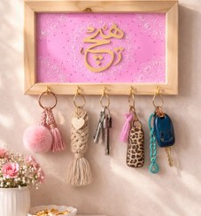 تصویر جاکلیدی دیواری معرق چوبی نگین کاری شده «هیچ» با کالیگرافی دستی تابلو معرق چوبی کلمه «هیچ» با زمینه صورتی