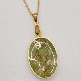 تصویر گردنبند رزین و قاب برنج طرح پروانه‌ 