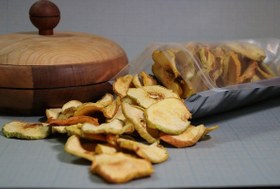 تصویر سیب خشک پوست و دانه گیری نشده 150 گرمی Dry apples without skin and seeds 150 g