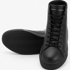 تصویر نیم‌بوت مردانه Tommy Hilfiger از کتونی‌های روزمره تا نیم‌بوت‌های چرمی لوکس — انتخابی متفاوت برای سلیقه‌های خاص