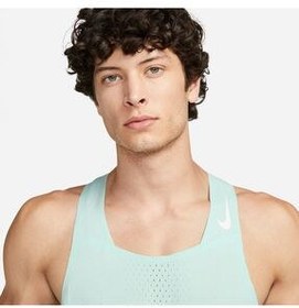 تصویر رکابی ورزشی سبز مردانه DRI FIT ADV در حال رانینگ ورزشکار مسابقه Nike 