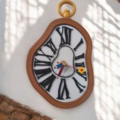 تصویر ساعت دیواری الهام‌گرفته از سالوادور دالی | ساعت دکوری هنری و فانتزی 