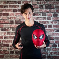 تصویر ماسک ویژه اسپایدرمن اکسپرسیو سری Marvel Legends به همراه ریموت کنترل 