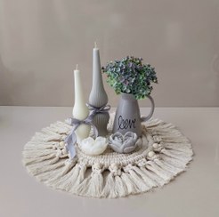 تصویر ست دکوری جلو مبلی با رانر مکرومه بافی و شمع تزئینی مدل لاو 