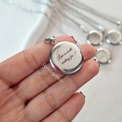 تصویر لاکت استیل گرد نقره ای - حکاکی نوشته یا طرحای مینیمال / کارتیر ریز 