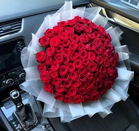 تصویر دسته گل رز ۱۰۰ روبانی شاخه قرمز با کاغذ سفید 100-Stem Red Rose Bouquet with White Wrapping)