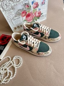 تصویر کفش کتونی نایک گلدار NIKE