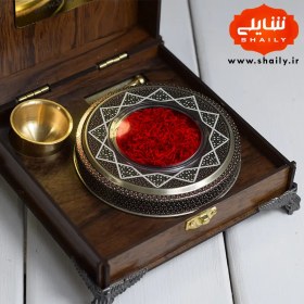 تصویر نیم مثقال زعفران سرگل اصل قائنات + جعبه چوبی با پایه فلزی و هاون 