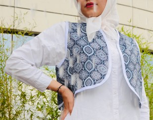 تصویر وست لینن باتیک با نوار دوزی سفید زنانه مدل تابستانه Women's traditional vest summer model