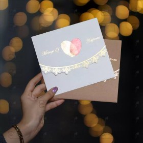 تصویر کارت عروسی اثر انگشت در دو رنگ کرمی و قهوه ای 