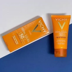 تصویر کرم ضد آفتاب و ضد لک بی رنگ ویشی SPF50 مناسب پوست های معمولی و دارای لک ۵۰ میلی لیتر 