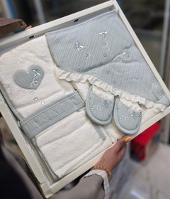 تصویر ست حوله 5 تیکه گایه ب ب Gaye bebe ست حوله 5 تکه گایه ب ب نرم و باکیفیت برای نوزادان و کودکان، شامل حوله‌های دستی و حمام مناسب پوست حساس سیسمونی بهار