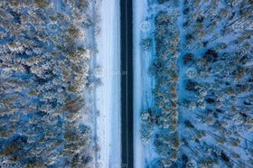 تصویر دانلود عکس نمای هوایی در جاده و جنگل در فصل زمستان 