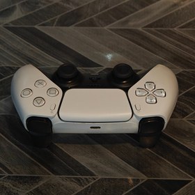 تصویر دسته اصلی پلی‌استیشن 5 سونی (Sony DualSense) سفید در حد نو 