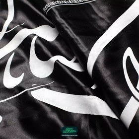 تصویر پرچم ساتن مشکی درب منازل با شعار آجرک الله یا صاحب الزمان علیه السلام 70*100 سانتی متر 