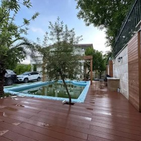 تصویر کفپوش دور استخر 