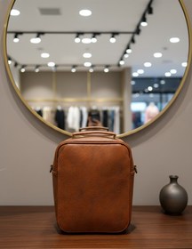 تصویر کیف دوشی چرمی مدل Luxury - عسلی 