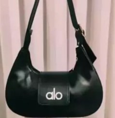 تصویر کیف پاسپورتی قایقی مدل الو alo | تک زیپ نوار‌دار با دکمه نری‌-مادگی و بند قابل تنظیم Alo safe