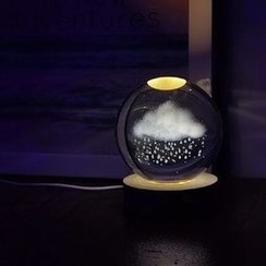 تصویر چراغ شب خواب و گوی کریستال سه بعدی بزرگ چرخان با قطر ۸ سانت با طرح ابر و باران 