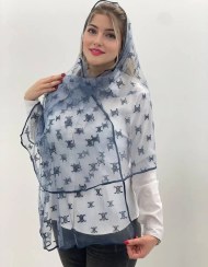 تصویر شال توری سلین – ظرافت و درخشش در طراحی منحصربه‌فرد 