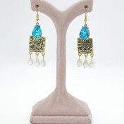 تصویر گوشواره آویز برنج _ پلاک مربع نوشته دار _ نگین الماسی طرح اشک آبی _ 3 آویز مروارید پایین 