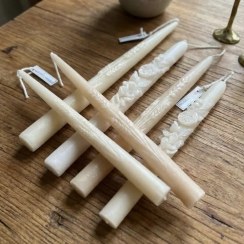 تصویر شمع قلمی دست‌ساز طرح گندم و شکوفه (نماد برکت) 