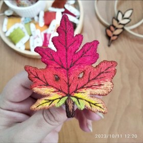 تصویر پیکسل گلدوزی برگ پاییزی 