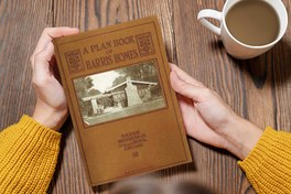 تصویر "خانه‌های کلاسیک آمریکایی: مجموعه ای از نقشه ها و اسکیس های نمادین شرکت هریس" نقشه های خانه های شیروانی