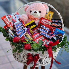 تصویر سبد شکلات با عروسک 