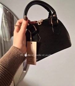 تصویر کیف هلالی 