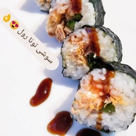 تصویر سوشی تونال رول به همراه چاپستیک‌ و... sushi 